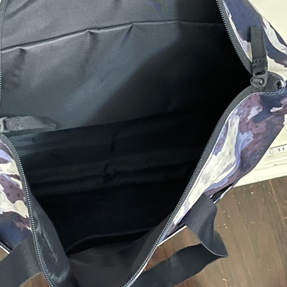 BNWOT ADIDAS Travel Bag! Beautiful watercolour design! -18x14x8 - Picture 3 of 3